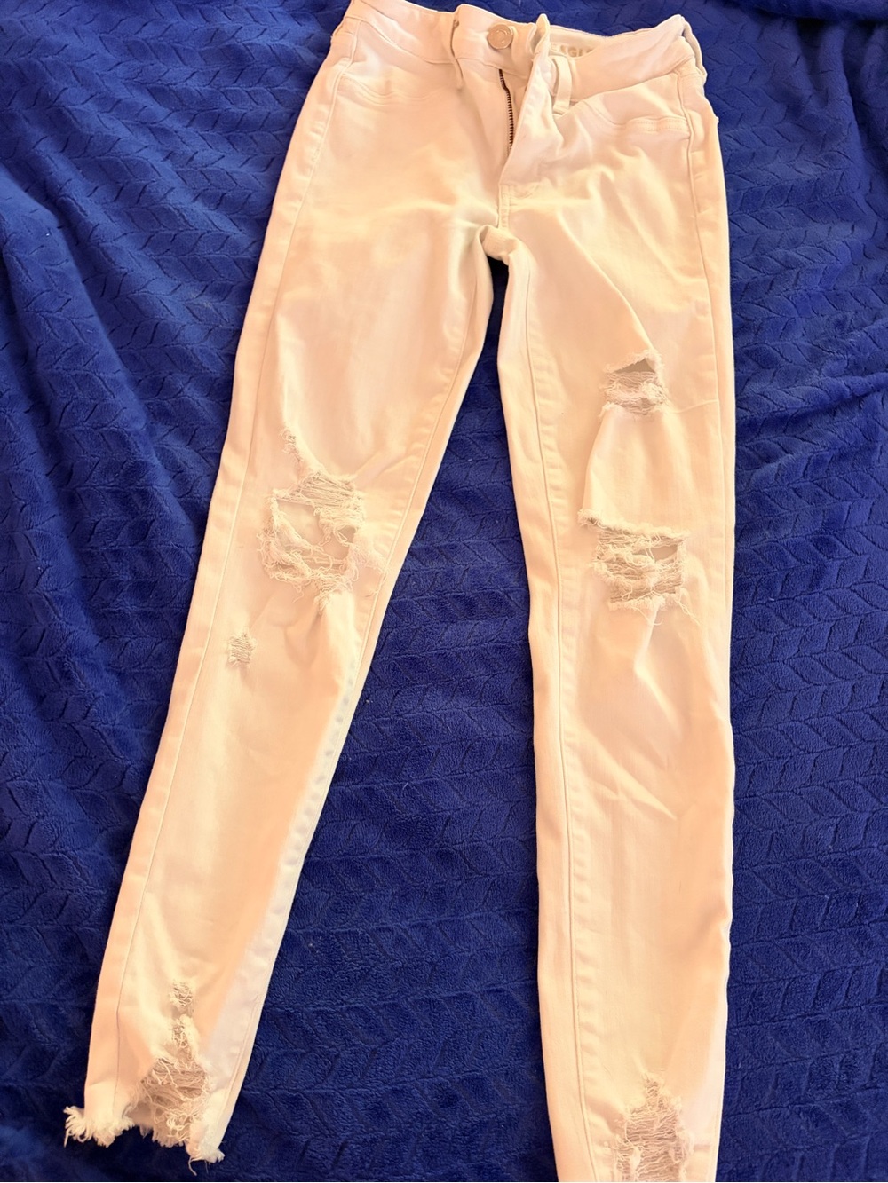 American Eagle White Distressed Women’s Jeans - Slim Fit 🤍🥥